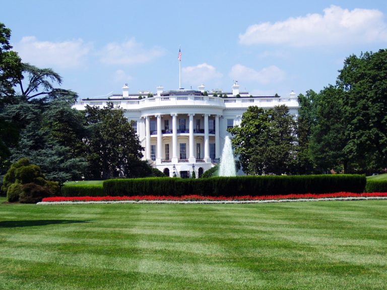 White House front lawn with fountain